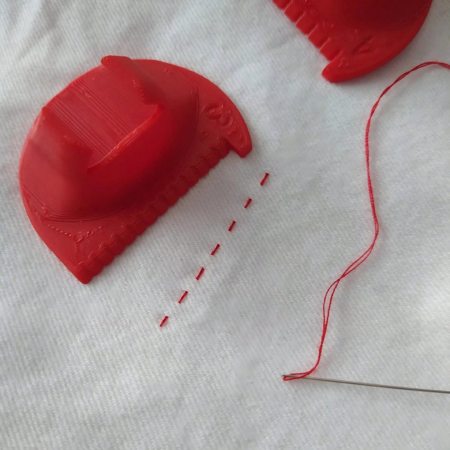 Set di strumenti per cucire, modello di distanza per aghi da cucire, modello per la creazione di punti di cucito uniformi con tre misure, tappetino antiscivolo, accessorio per il trattamento delle cuciture fai-da-te