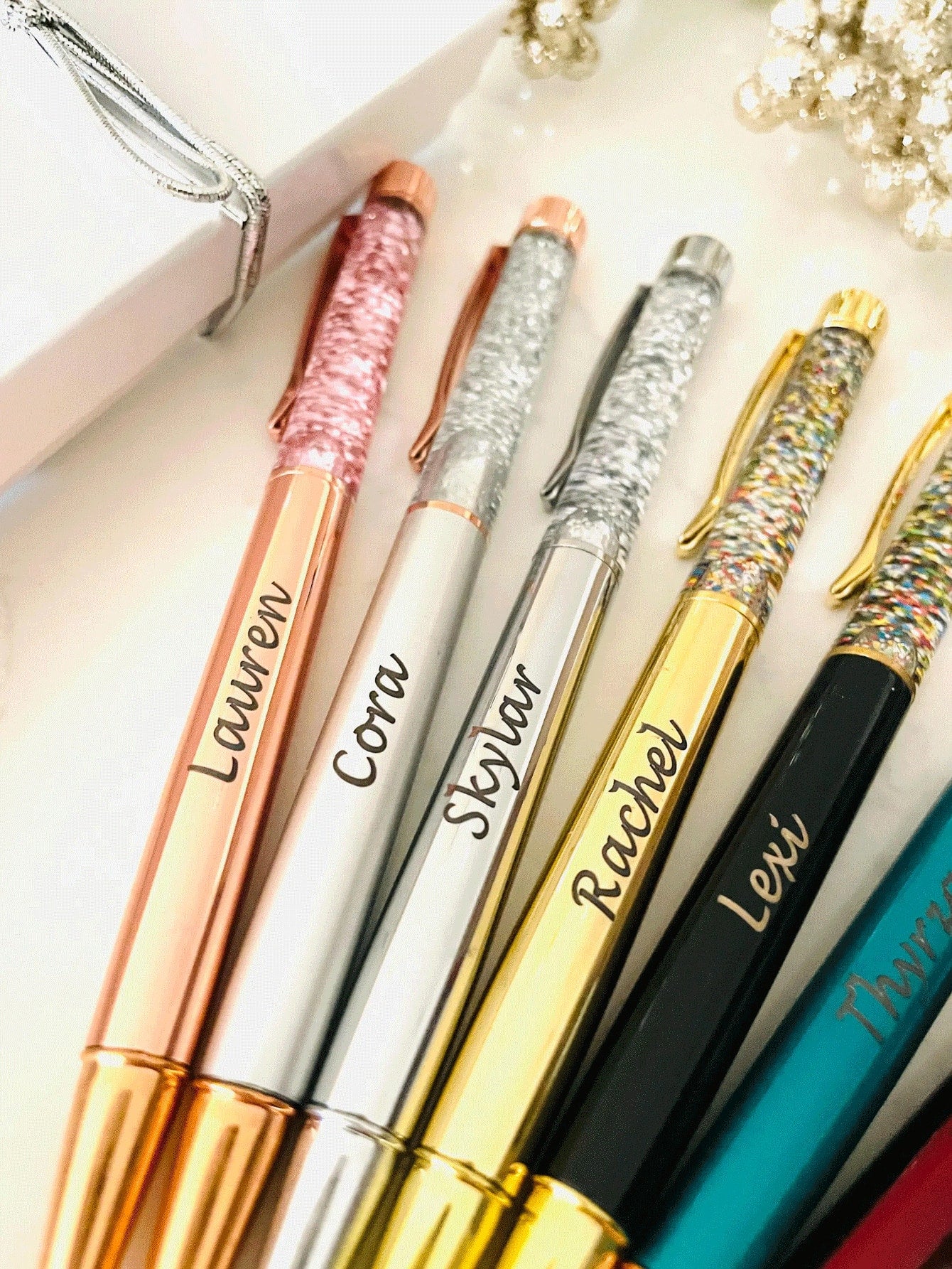 Penna a sfera con liquido glitterato personalizzato con testo/logo, inchiostro a base d'olio, penna di lusso alla moda, adatta come bomboniera per matrimoni, regali per il ritorno a scuola