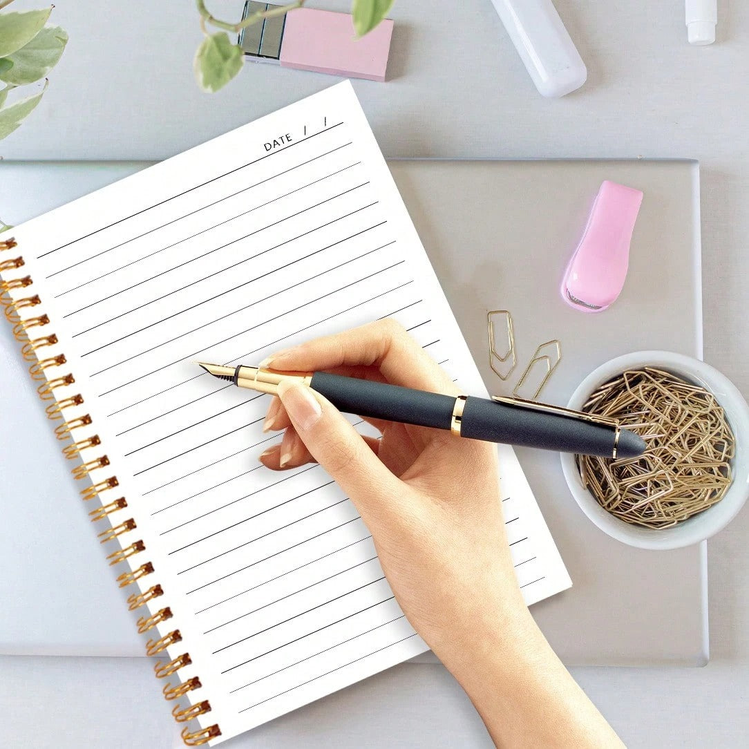 Quaderno spiralato A5 con design floreale elegante, perfetto per la scrittura quotidiana e gli appunti. Ideale come regalo per studenti e amici, essenziale per il ritorno a scuola