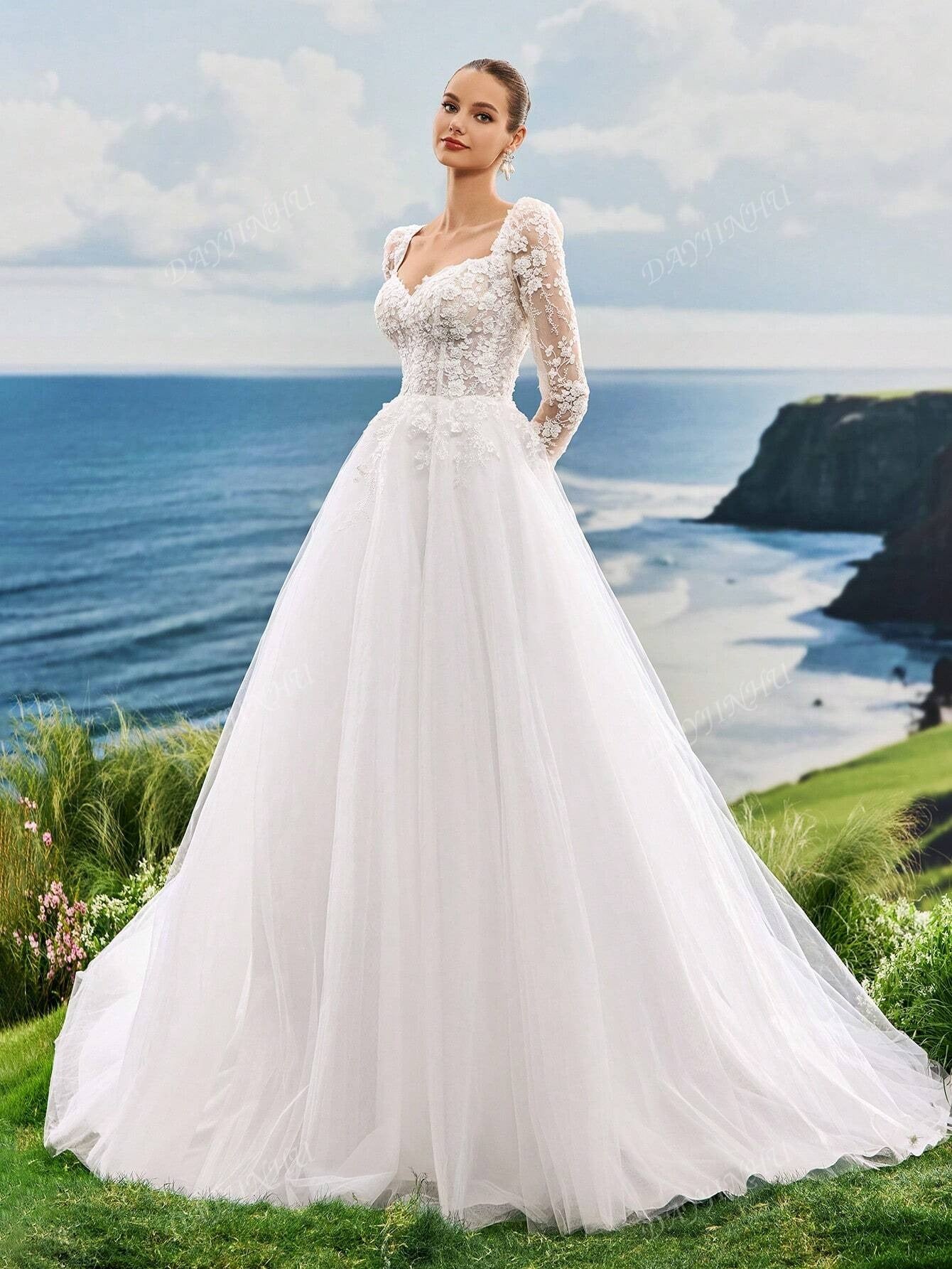 Abito da sposa lungo con maniche lunghe, collo a forma di cuore in pizzo ricamato con perle, corpetto in rete a forma di A con strascico, di lusso, elegante e romantico, adatto per matrimoni in spiaggia