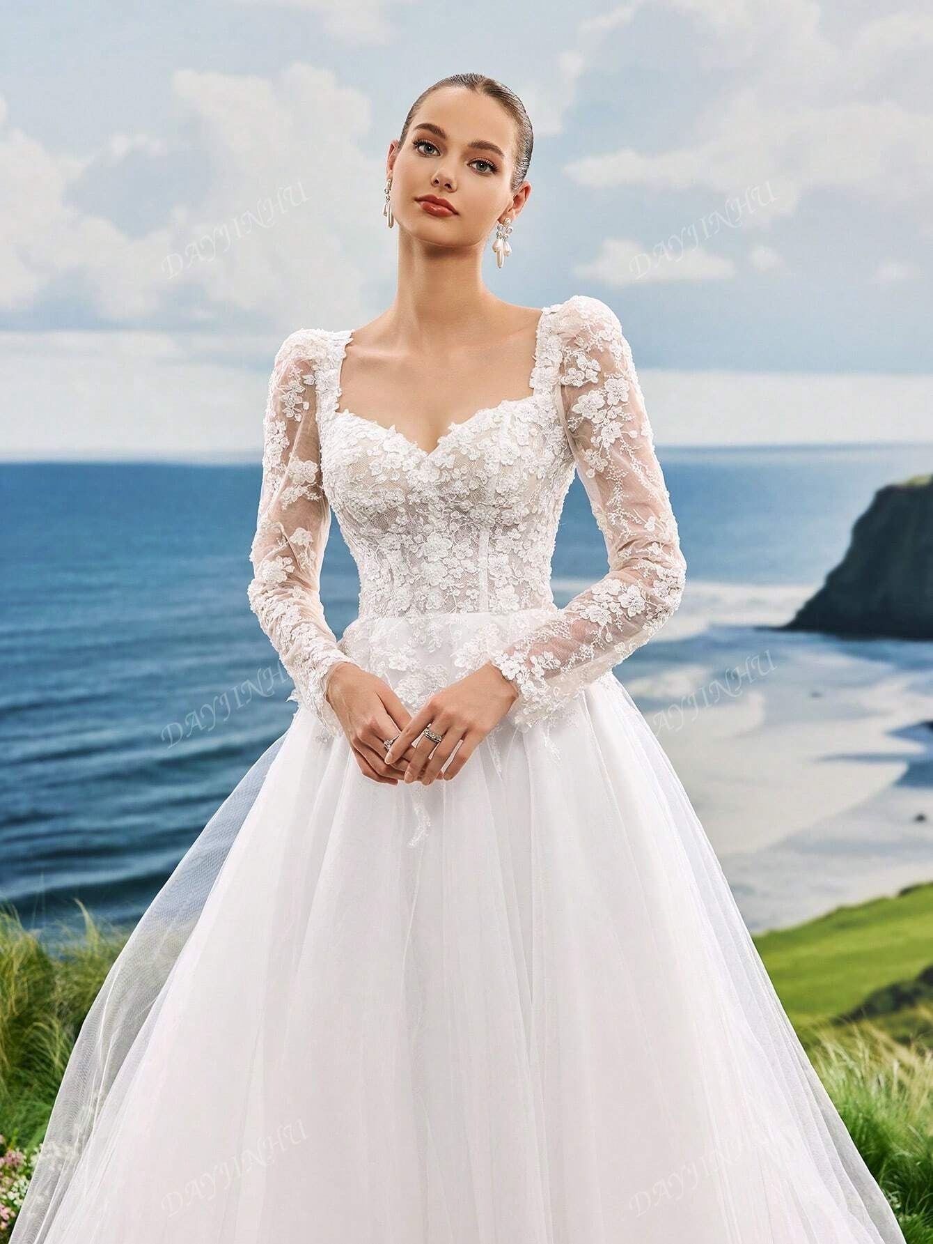 Abito da sposa lungo con maniche lunghe, collo a forma di cuore in pizzo ricamato con perle, corpetto in rete a forma di A con strascico, di lusso, elegante e romantico, adatto per matrimoni in spiaggia