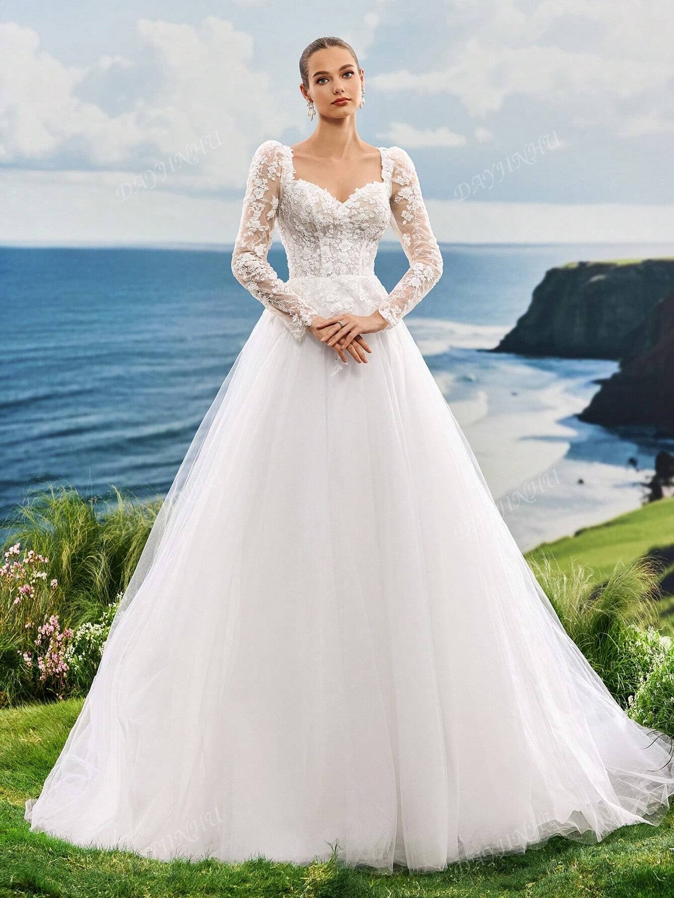 Abito da sposa lungo con maniche lunghe, collo a forma di cuore in pizzo ricamato con perle, corpetto in rete a forma di A con strascico, di lusso, elegante e romantico, adatto per matrimoni in spiaggia