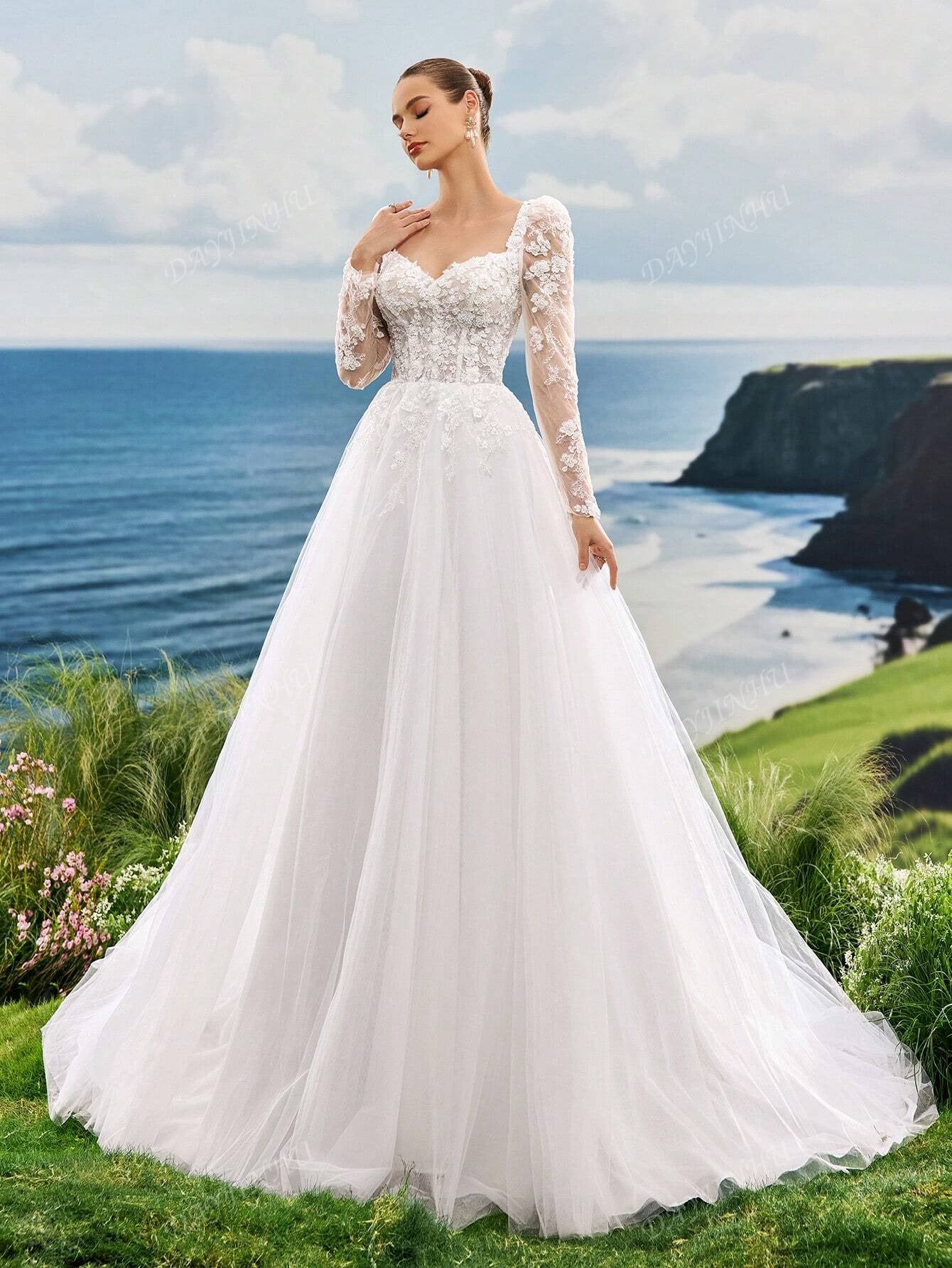 Abito da sposa lungo con maniche lunghe, collo a forma di cuore in pizzo ricamato con perle, corpetto in rete a forma di A con strascico, di lusso, elegante e romantico, adatto per matrimoni in spiaggia