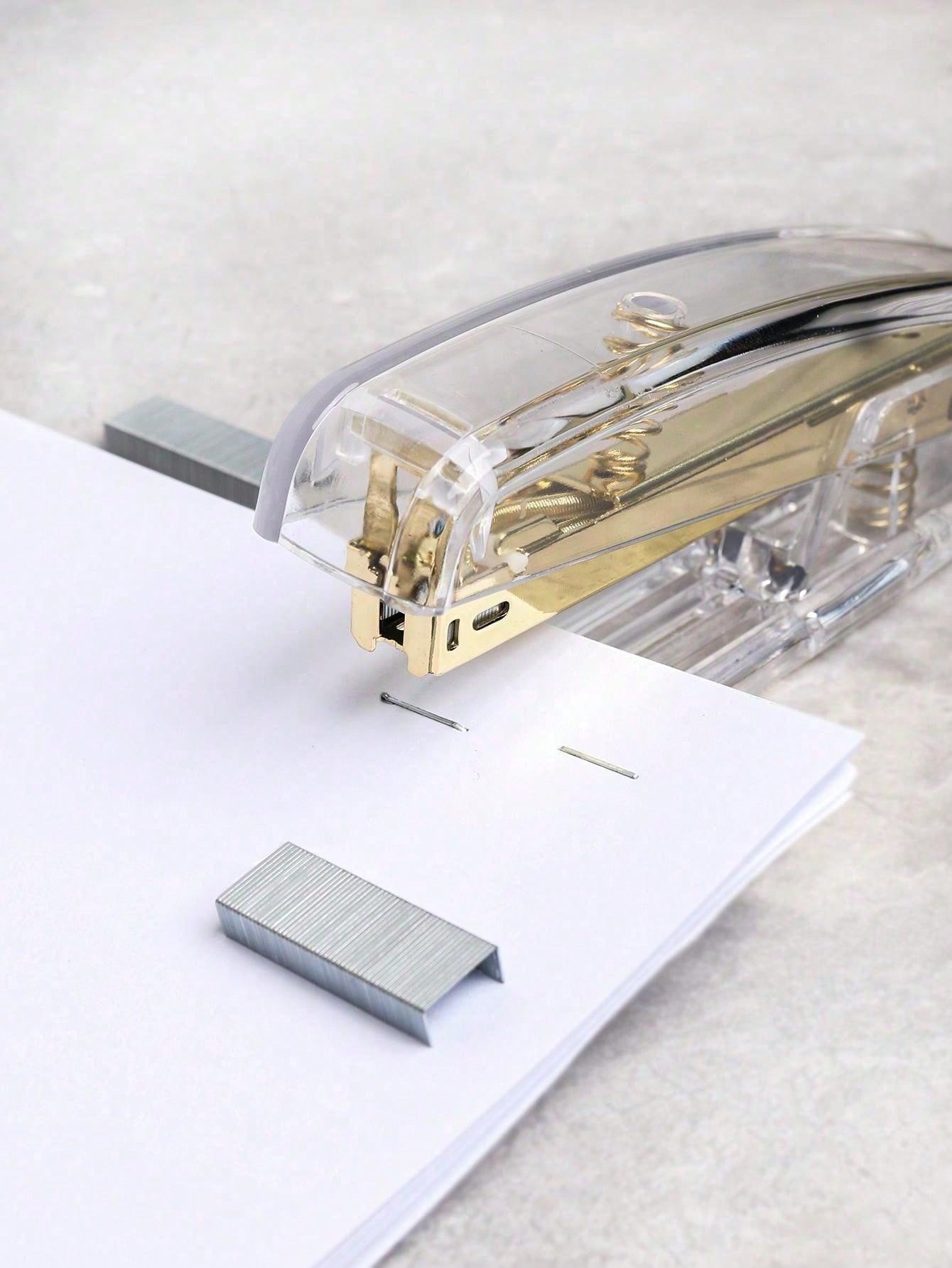 Set di 6 pezzi di accessori con colore oro, inclusi: 1 cucitrice, 1 estrattore di punti metallici, 1 penna a sfera con strass, 1 dispenser di nastro adesivo, 1 scatola di punti metallici, 1 pratico strumento per rilegare, multifunzionale