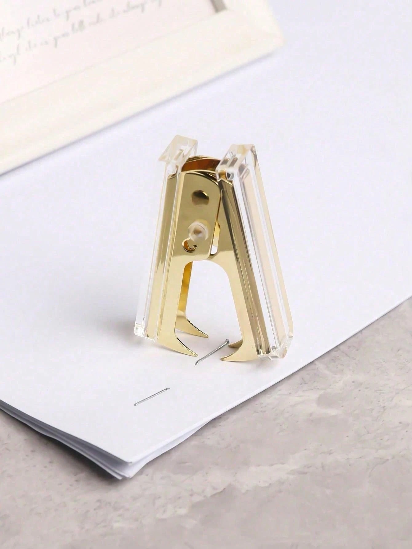 Set di 6 pezzi di accessori con colore oro, inclusi: 1 cucitrice, 1 estrattore di punti metallici, 1 penna a sfera con strass, 1 dispenser di nastro adesivo, 1 scatola di punti metallici, 1 pratico strumento per rilegare, multifunzionale