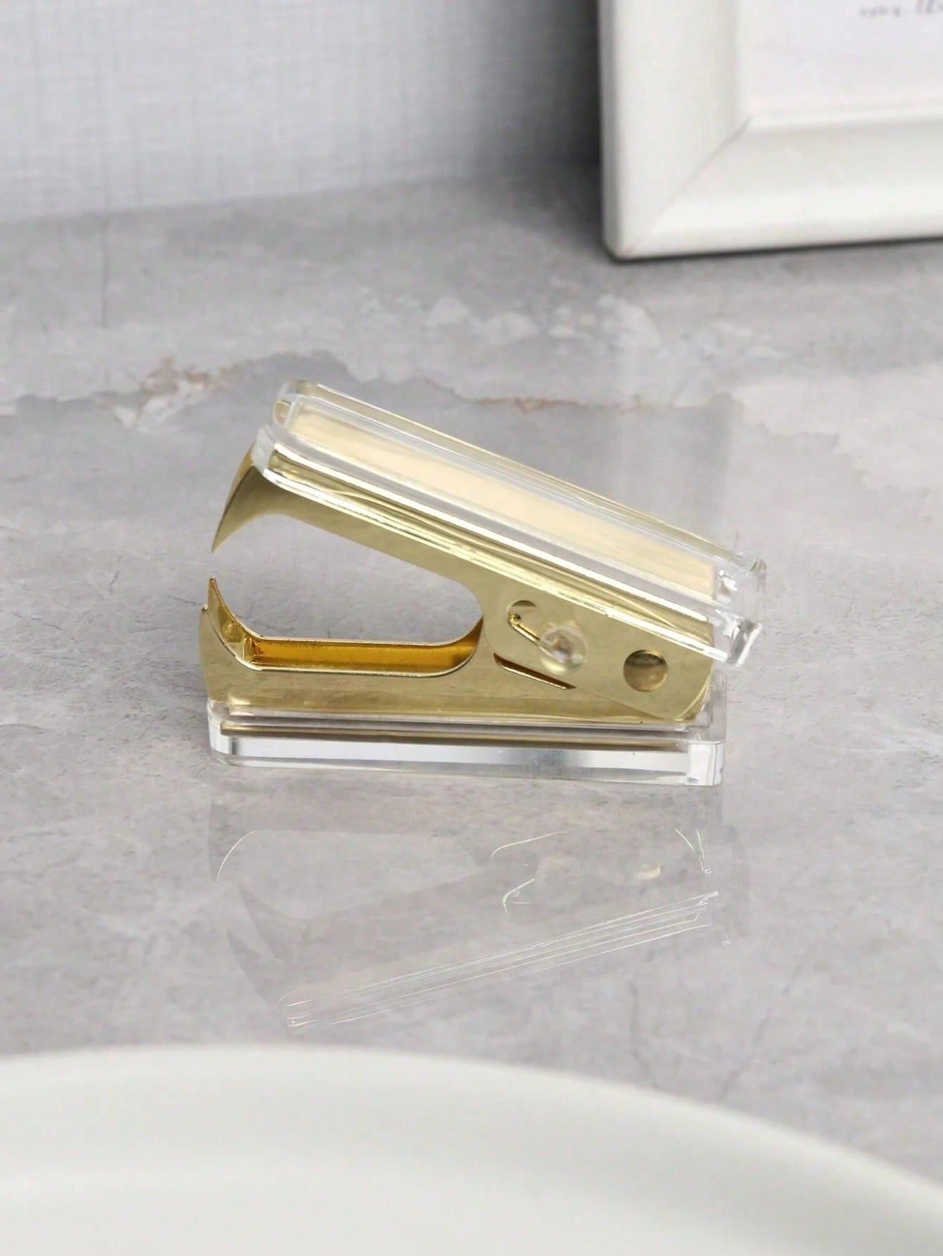 Set di 6 pezzi di accessori con colore oro, inclusi: 1 cucitrice, 1 estrattore di punti metallici, 1 penna a sfera con strass, 1 dispenser di nastro adesivo, 1 scatola di punti metallici, 1 pratico strumento per rilegare, multifunzionale
