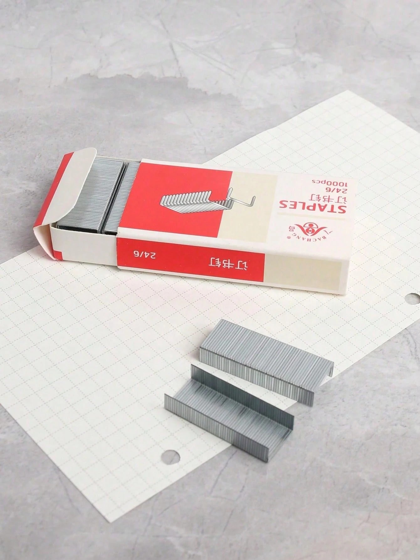 Set di 6 pezzi di accessori con colore oro, inclusi: 1 cucitrice, 1 estrattore di punti metallici, 1 penna a sfera con strass, 1 dispenser di nastro adesivo, 1 scatola di punti metallici, 1 pratico strumento per rilegare, multifunzionale