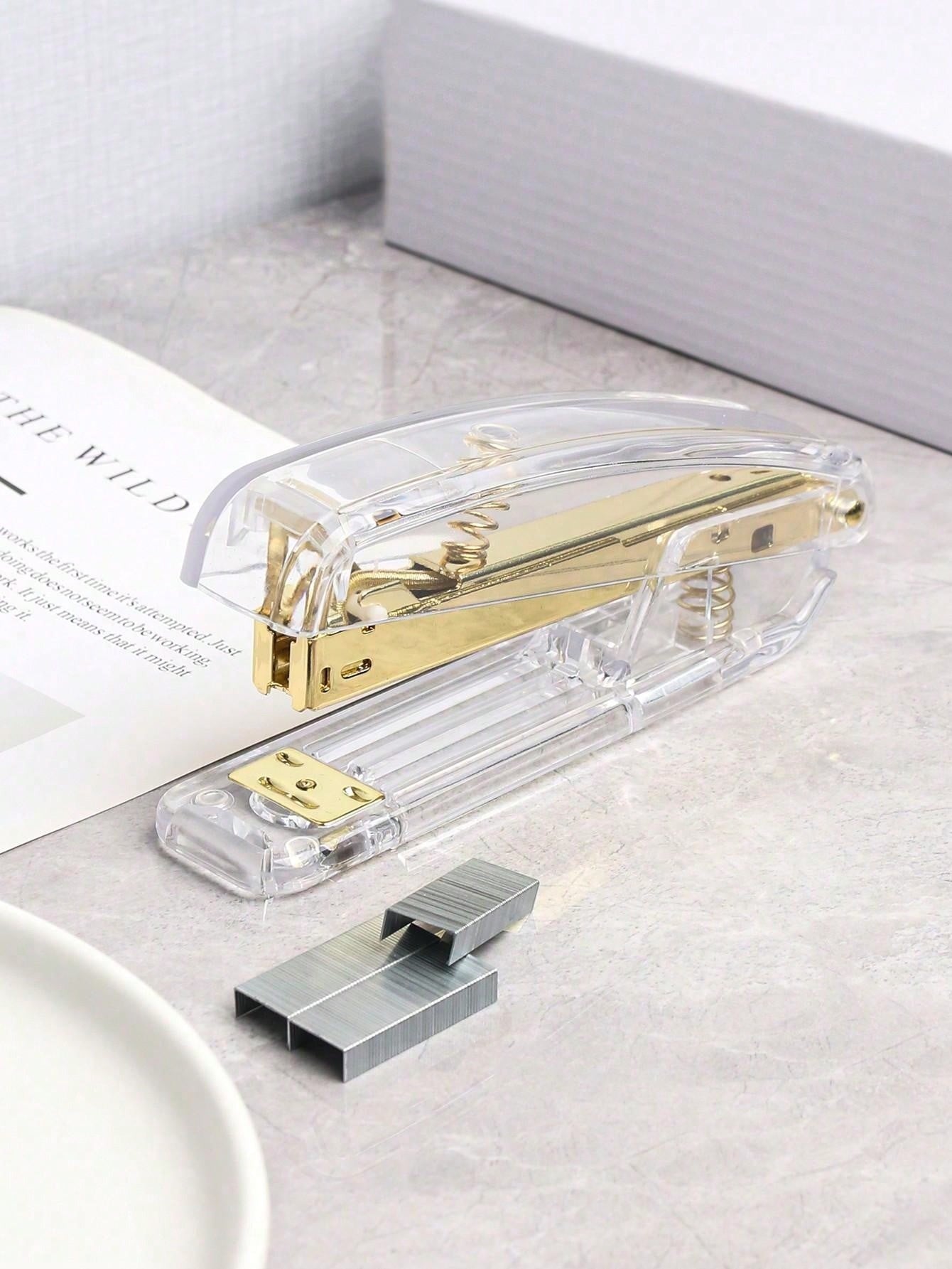 Set di 6 pezzi di accessori con colore oro, inclusi: 1 cucitrice, 1 estrattore di punti metallici, 1 penna a sfera con strass, 1 dispenser di nastro adesivo, 1 scatola di punti metallici, 1 pratico strumento per rilegare, multifunzionale