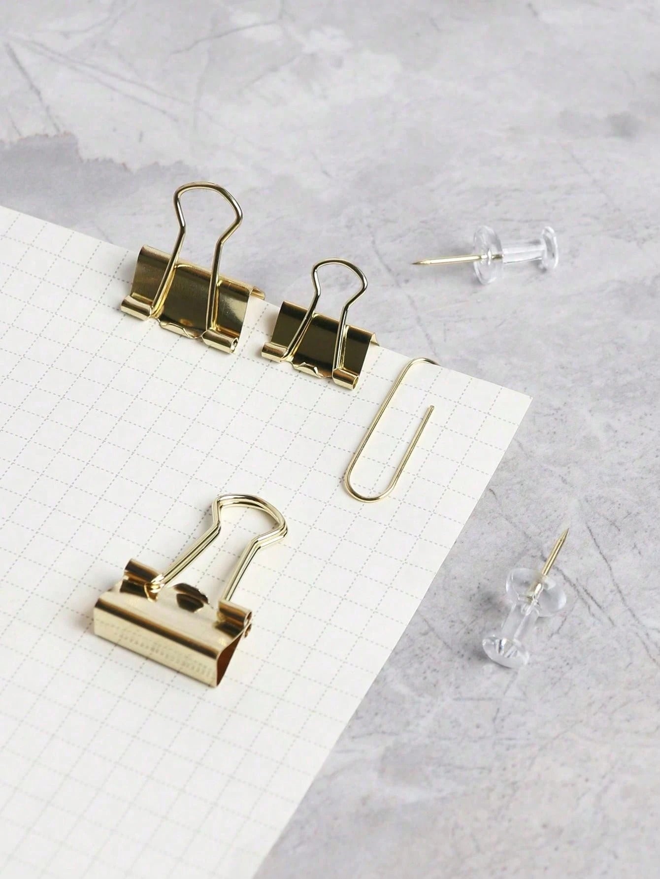 Set di 6 pezzi di accessori con colore oro, inclusi: 1 cucitrice, 1 estrattore di punti metallici, 1 penna a sfera con strass, 1 dispenser di nastro adesivo, 1 scatola di punti metallici, 1 pratico strumento per rilegare, multifunzionale