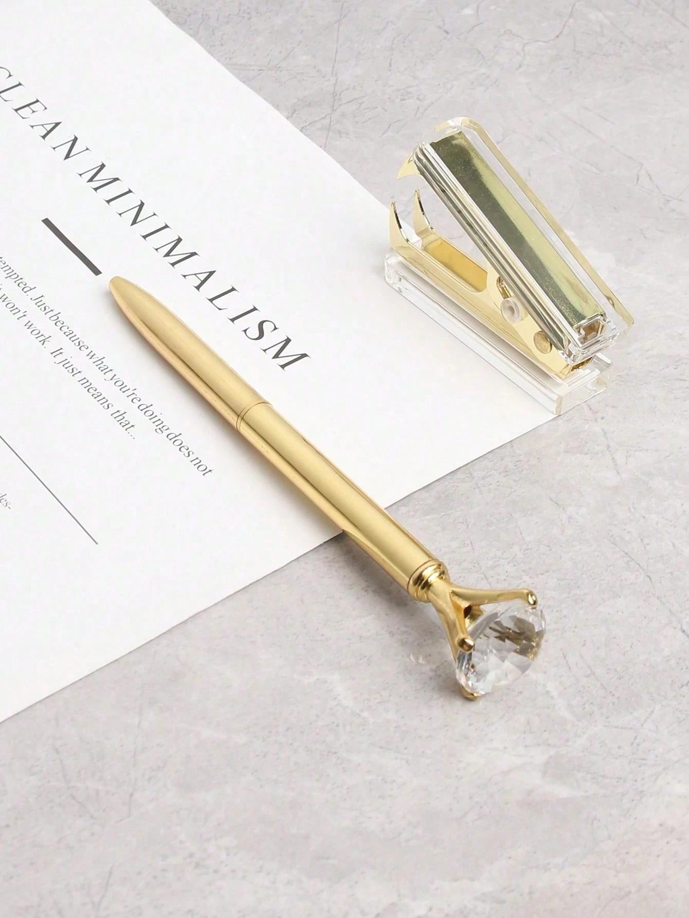 Set di 6 pezzi di accessori con colore oro, inclusi: 1 cucitrice, 1 estrattore di punti metallici, 1 penna a sfera con strass, 1 dispenser di nastro adesivo, 1 scatola di punti metallici, 1 pratico strumento per rilegare, multifunzionale