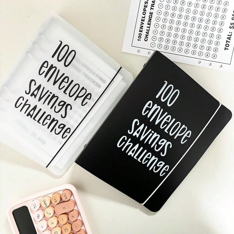 Set di materiale scolastico per il rientro a scuola: un taccuino con 100 tasche numeriche per la sfida di risparmio in busta, un binder A5 con 100 tasche a numero, un taccuino con copertina in PP per la gestione del budget