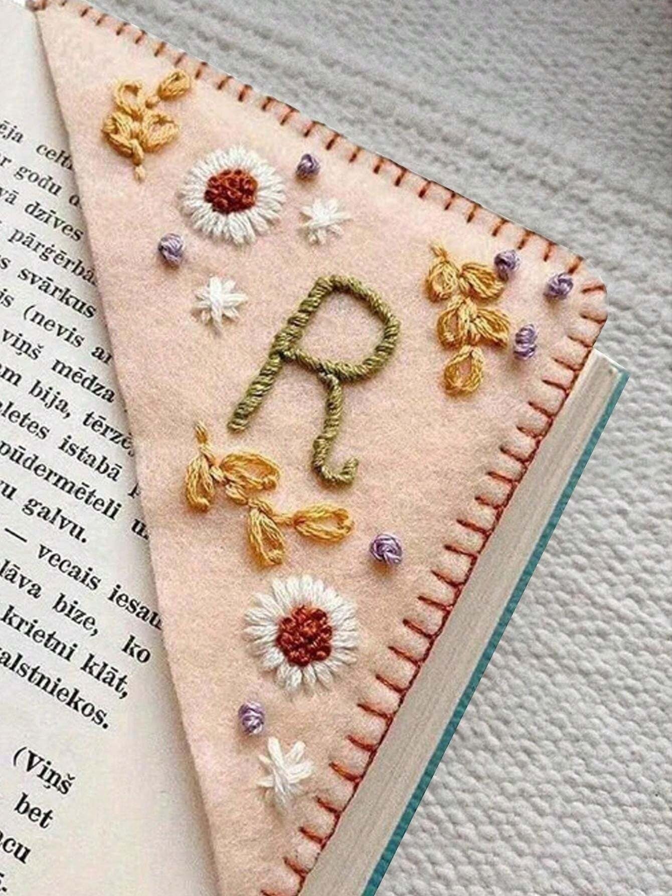 1 pezzo, Segnalibro angolare personalizzato con ricamo a mano, 26 lettere ricamate a mano su feltro, segnalibro con ricamo floreale carino, regalo significativo per gli amanti della lettura, ideale per il ritorno a scuola