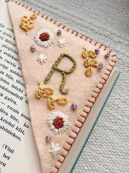 1 pezzo, Segnalibro angolare personalizzato con ricamo a mano, 26 lettere ricamate a mano su feltro, segnalibro con ricamo floreale carino, regalo significativo per gli amanti della lettura, ideale per il ritorno a scuola