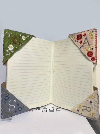1 pezzo, Segnalibro angolare personalizzato con ricamo a mano, 26 lettere ricamate a mano su feltro, segnalibro con ricamo floreale carino, regalo significativo per gli amanti della lettura, ideale per il ritorno a scuola