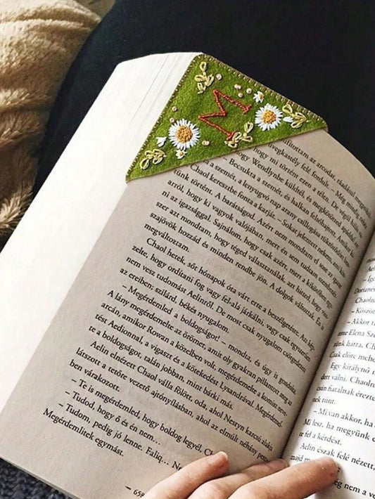 1 pezzo, Segnalibro angolare personalizzato con ricamo a mano, 26 lettere ricamate a mano su feltro, segnalibro con ricamo floreale carino, regalo significativo per gli amanti della lettura, ideale per il ritorno a scuola