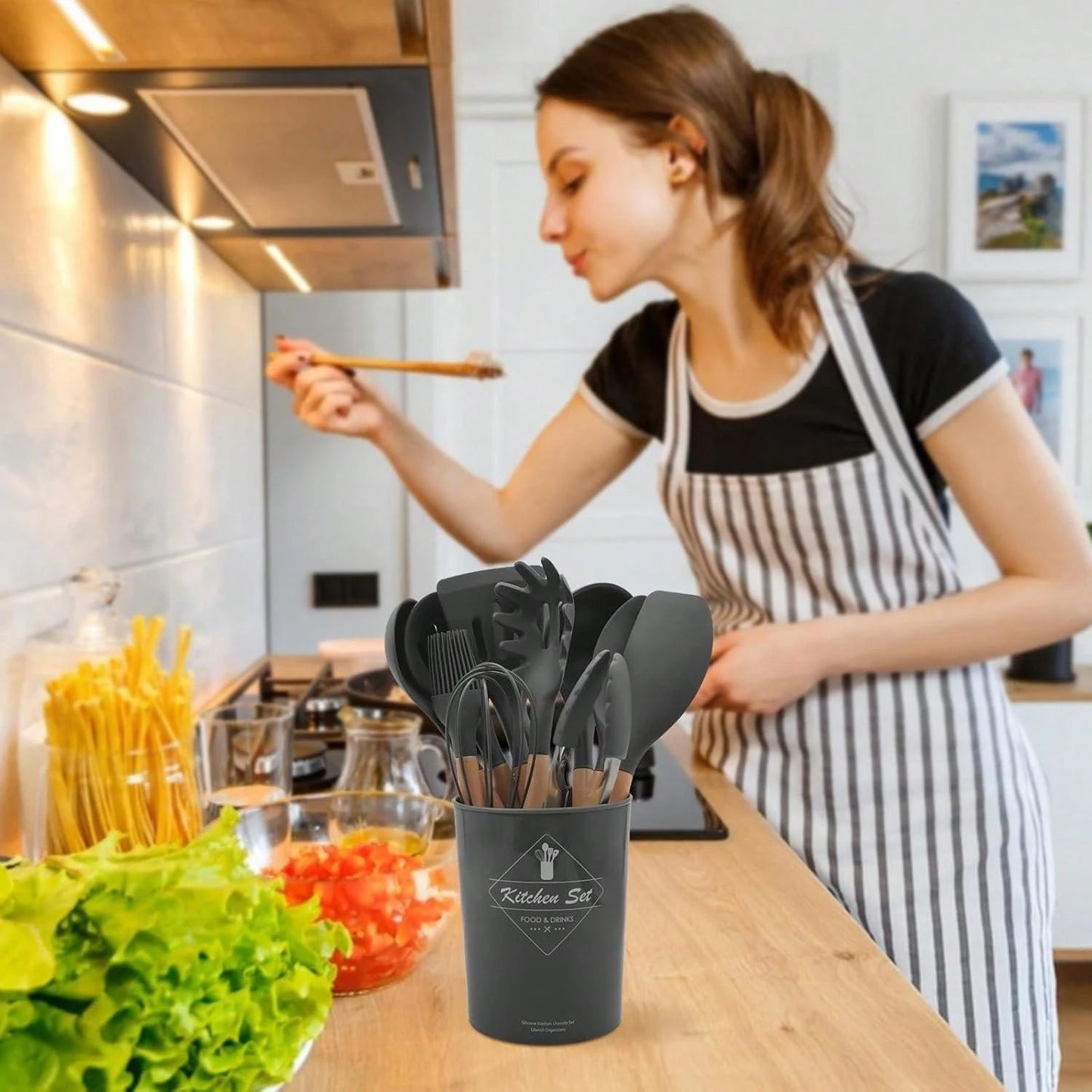 12 pezzi Set di utensili da cucina in silicone, set di utensili da cucina antiaderenti con supporto in legno, lavabili in lavastoviglie, resistenti al calore fino a 230°C, set di spatole, pinze, cucchiai, accessori da cucina