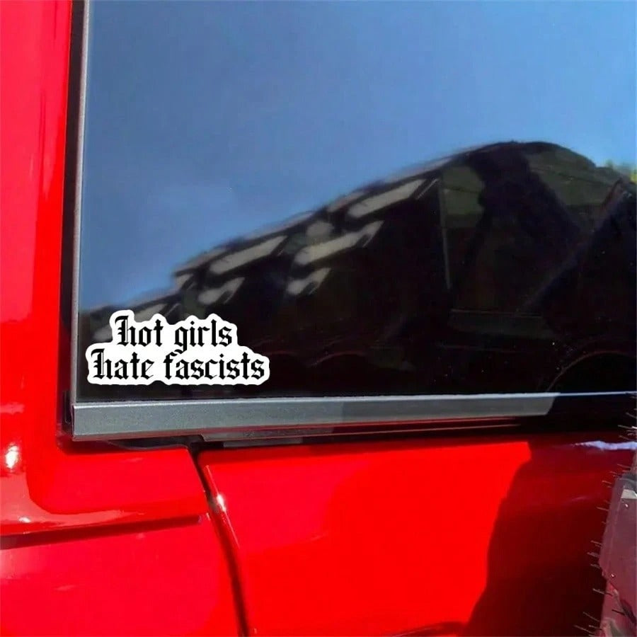 Adesivo rimovibile in vinile impermeabile da 3 pollici con scritta divertente "Le ragazze sexy odiano i fascisti" per laptop, tablet, telefoni, quaderni, blocchi per appunti, scrivanie, caschi, decorazioni per stanza da letto