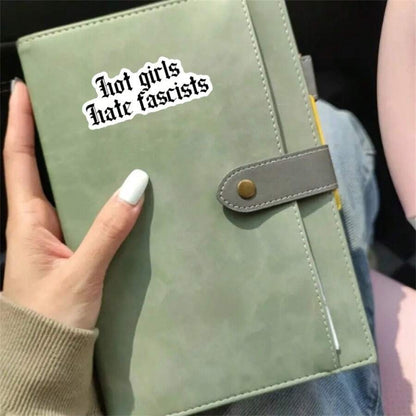 Adesivo rimovibile in vinile impermeabile da 3 pollici con scritta divertente "Le ragazze sexy odiano i fascisti" per laptop, tablet, telefoni, quaderni, blocchi per appunti, scrivanie, caschi, decorazioni per stanza da letto