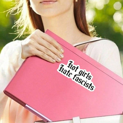 Adesivo rimovibile in vinile impermeabile da 3 pollici con scritta divertente "Le ragazze sexy odiano i fascisti" per laptop, tablet, telefoni, quaderni, blocchi per appunti, scrivanie, caschi, decorazioni per stanza da letto