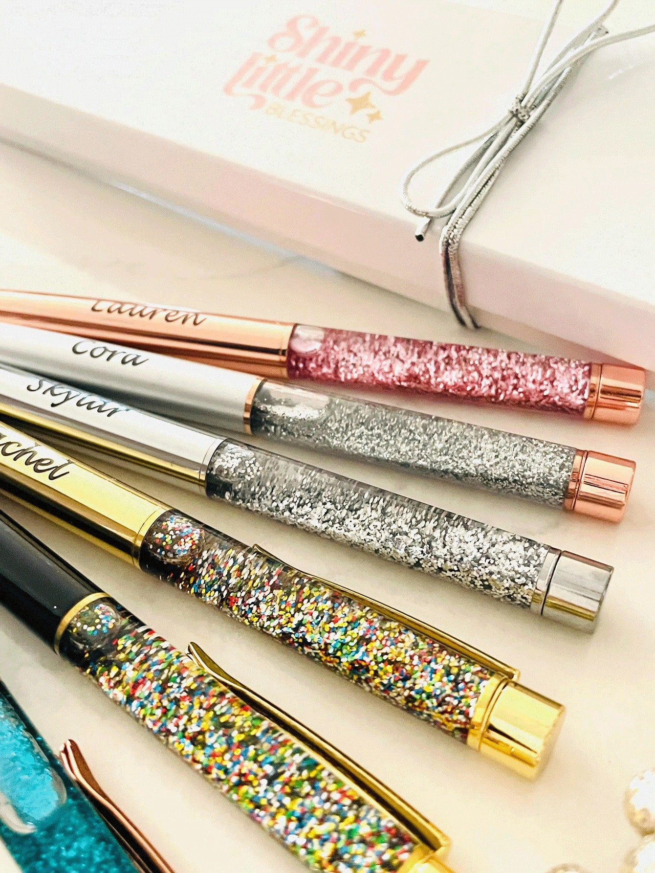 Penna a sfera con liquido glitterato personalizzato con testo/logo, inchiostro a base d'olio, penna di lusso alla moda, adatta come bomboniera per matrimoni, regali per il ritorno a scuola