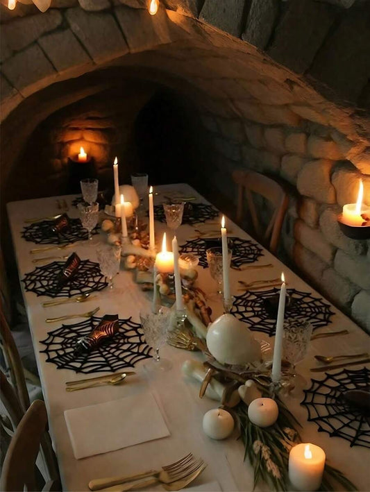 Sottopiatti neri a forma di ragnatela di Ognissanti, sottopiatti rotondi resistenti al calore e antiscivolo lavabili in feltro glitterato con ragno e pipistrello, sottopiatti a forma di ragnatela traforata, decorazioni da tavolo per feste