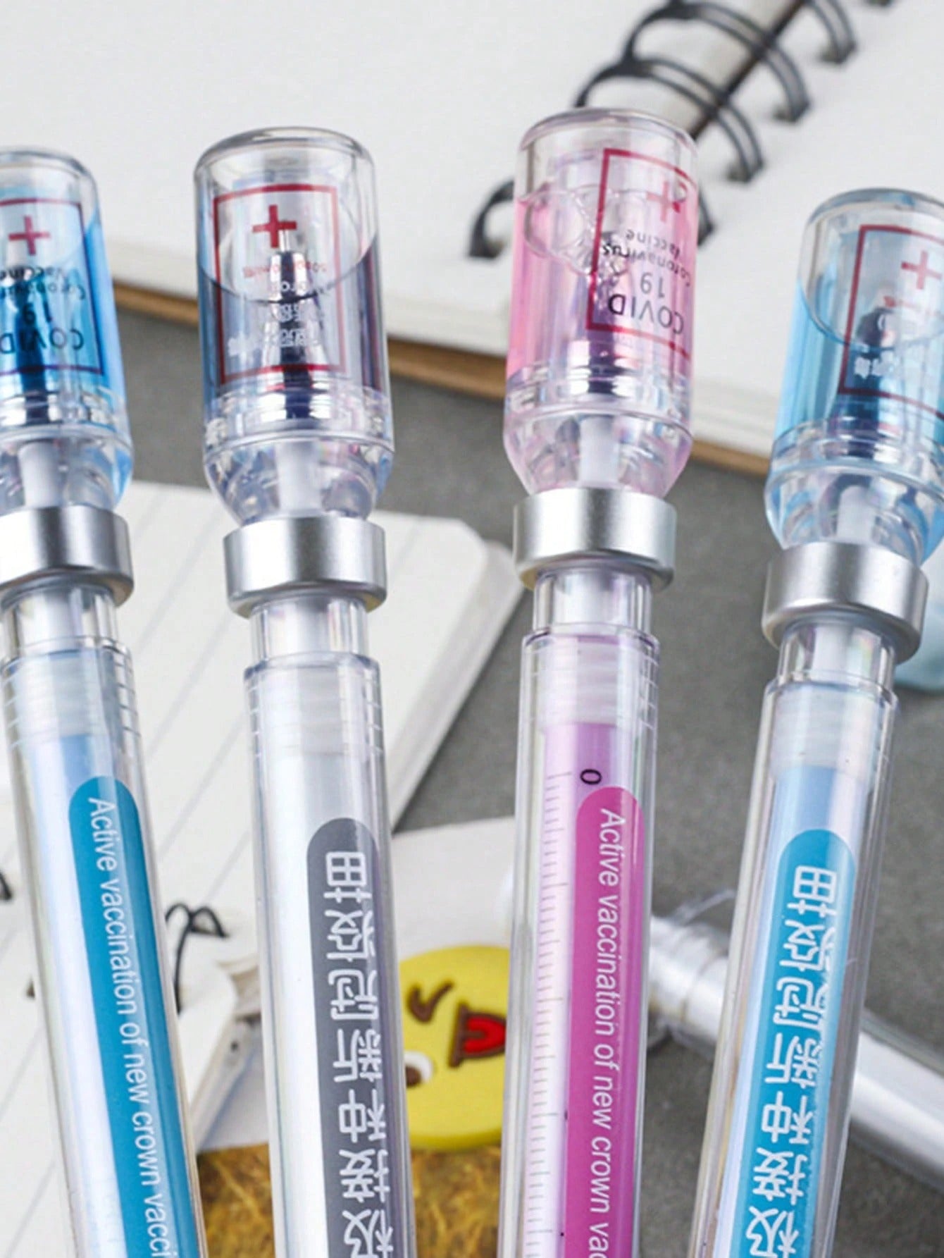Siringa con penna neutra per simulare l'eliminazione del virus, design di siringa con penna nera e penna per vaccino distribuiti casualmente