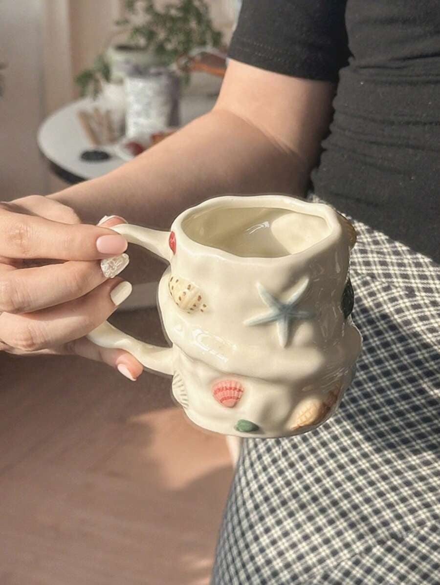 Tazza da caffè in ceramica con motivo a conchiglia in rilievo, tazza da tè in ceramica dipinta a mano, tazza d'acqua carina e di nicchia, tazza per latte art, tazza regalo femminile, bicchiere vintage 3D dipinto a mano