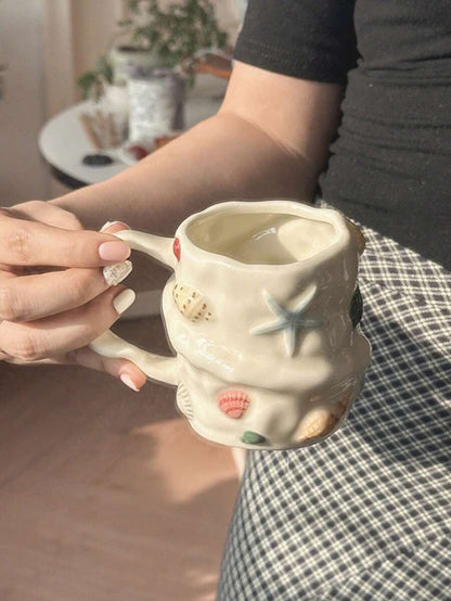 Tazza da caffè in ceramica con motivo a conchiglia in rilievo, tazza da tè in ceramica dipinta a mano, tazza d'acqua carina e di nicchia, tazza per latte art, tazza regalo femminile, bicchiere vintage 3D dipinto a mano