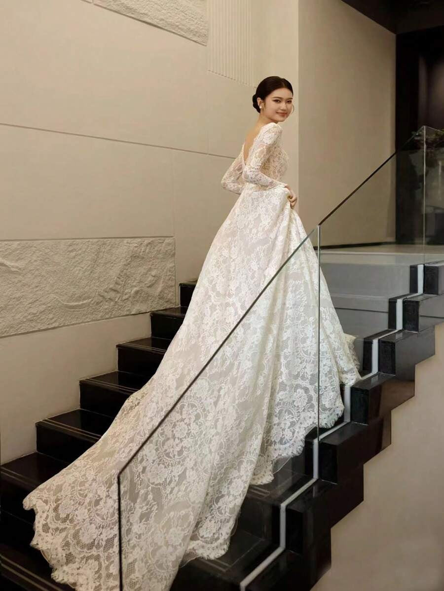 Abito da sposa aderente con strascico in pizzo, da sposa