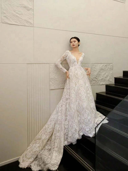 Abito da sposa aderente con strascico in pizzo, da sposa