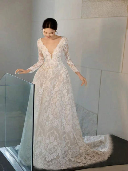 Abito da sposa aderente con strascico in pizzo, da sposa