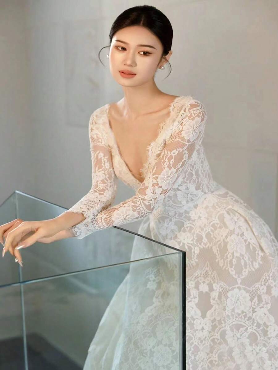 Abito da sposa aderente con strascico in pizzo, da sposa