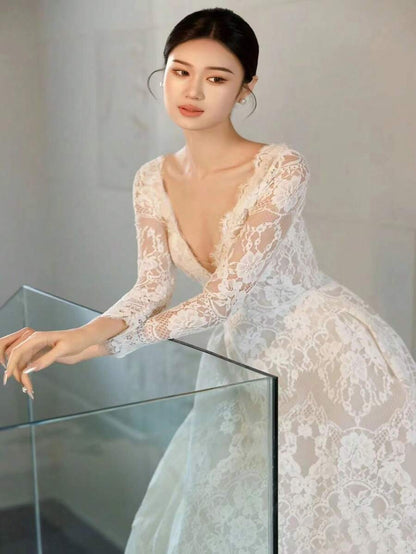 Abito da sposa aderente con strascico in pizzo, da sposa