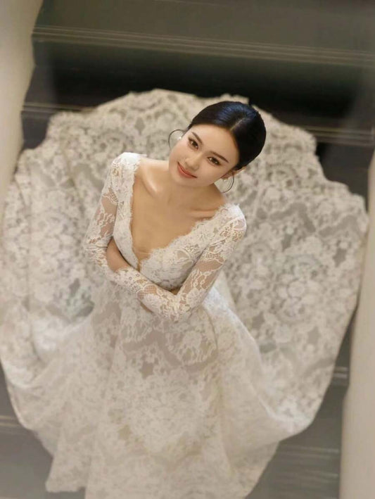 Abito da sposa aderente con strascico in pizzo, da sposa