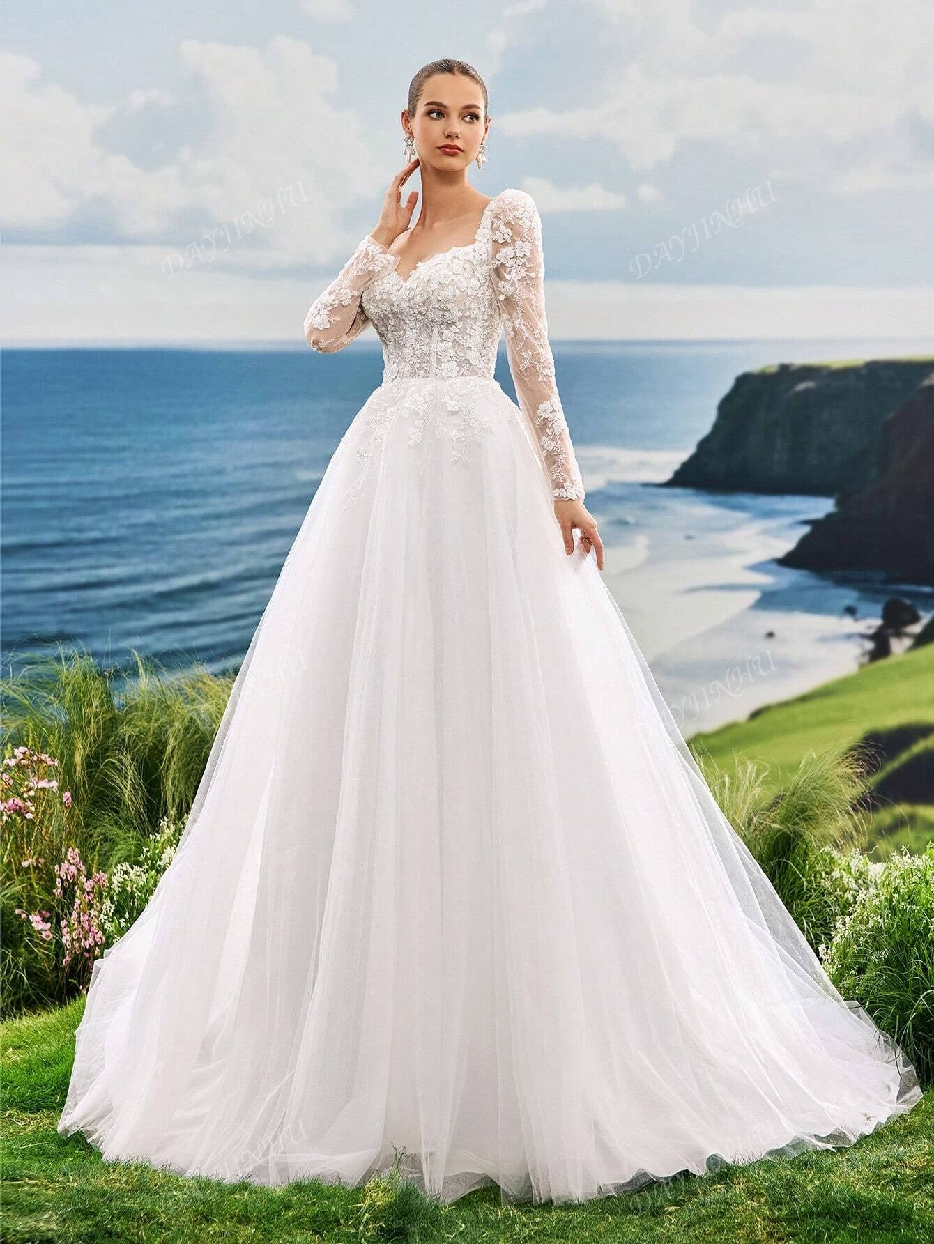 Abito da sposa lungo con maniche lunghe, collo a forma di cuore in pizzo ricamato con perle, corpetto in rete a forma di A con strascico, di lusso, elegante e romantico, adatto per matrimoni in spiaggia