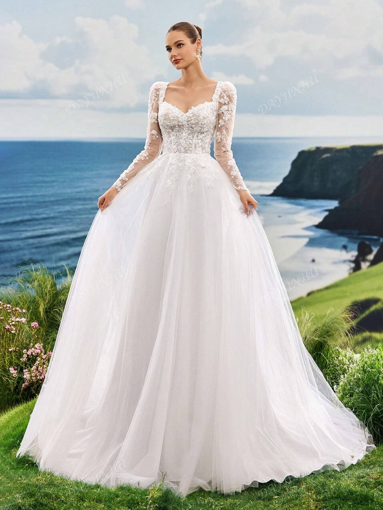 Abito da sposa lungo con maniche lunghe, collo a forma di cuore in pizzo ricamato con perle, corpetto in rete a forma di A con strascico, di lusso, elegante e romantico